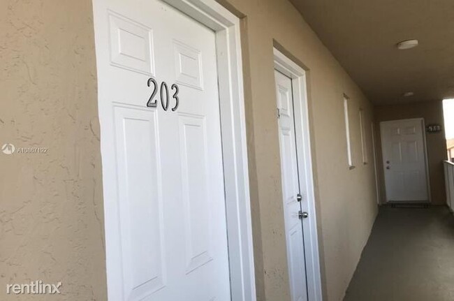 2620 W 76th St-Unit -Apt 203 in Hialeah, FL - Foto de edificio - Building Photo