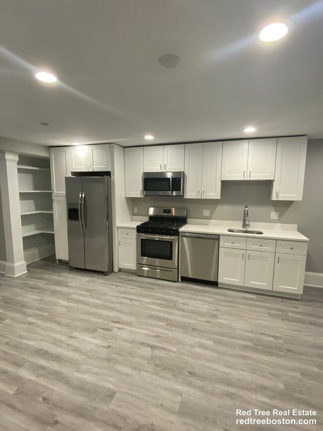 190 Kelton St, Unit B in Boston, MA - Foto de edificio - Building Photo