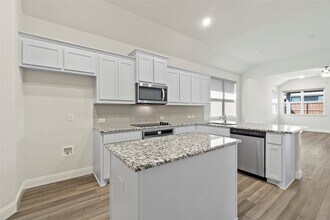 1000 Mason St in Aubrey, TX - Foto de edificio - Building Photo