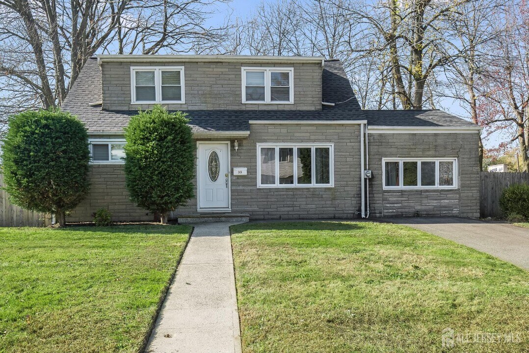 33 Windsor Dr in East Brunswick, NJ - Building Photo