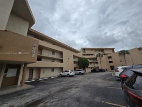 8897 Fontainebleau Blvd in Miami, FL - Building Photo - Building Photo