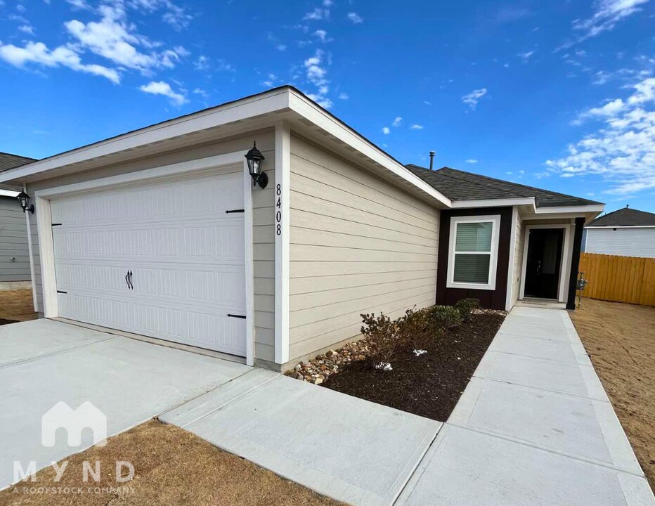 8408 Wibaux Rd in Ponder, TX - Building Photo