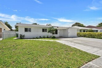 814 NE 4th St in Hallandale Beach, FL - Foto de edificio - Building Photo