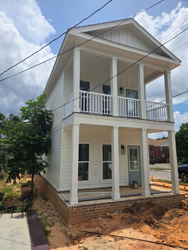 property at 923 W Belmont St