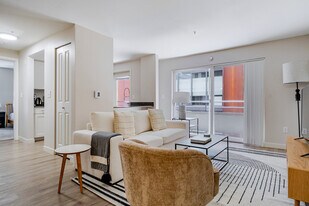 526 Yale Ave N in Seattle, WA - Building Photo