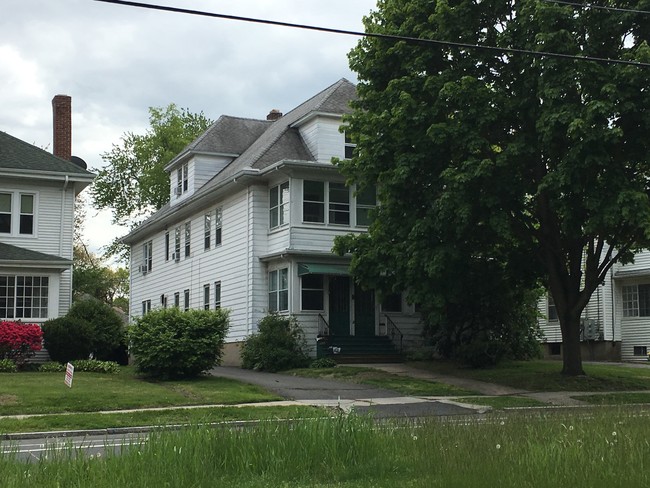 100 Quaker Ln S in West Hartford, CT - Building Photo - Building Photo