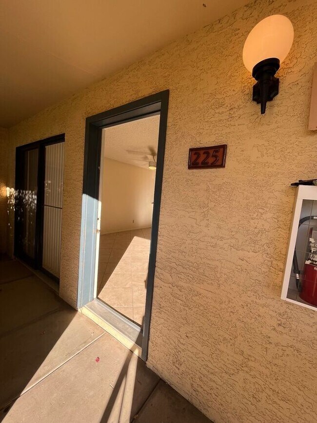 1201 S McClintock Dr in Tempe, AZ - Foto de edificio - Building Photo