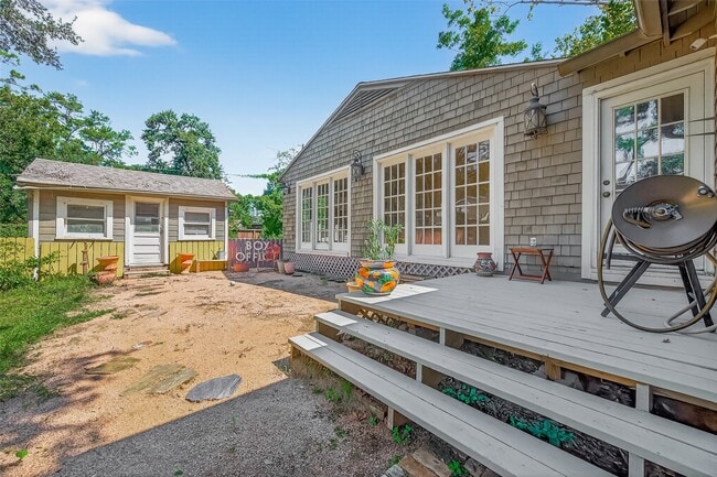 property at 810 W 41st St