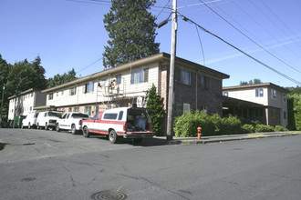 Marquam Court Apartments in Portland, OR - Building Photo - Building Photo