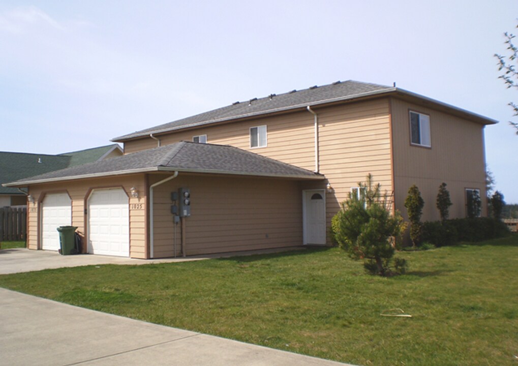 1025-1035 Kentucky Ave in Coos Bay, OR - Building Photo