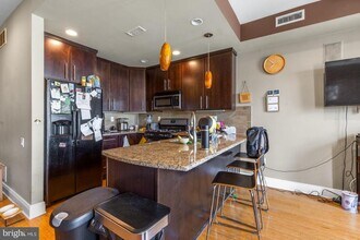 530 W Girard Ave in Philadelphia, PA - Building Photo - Building Photo