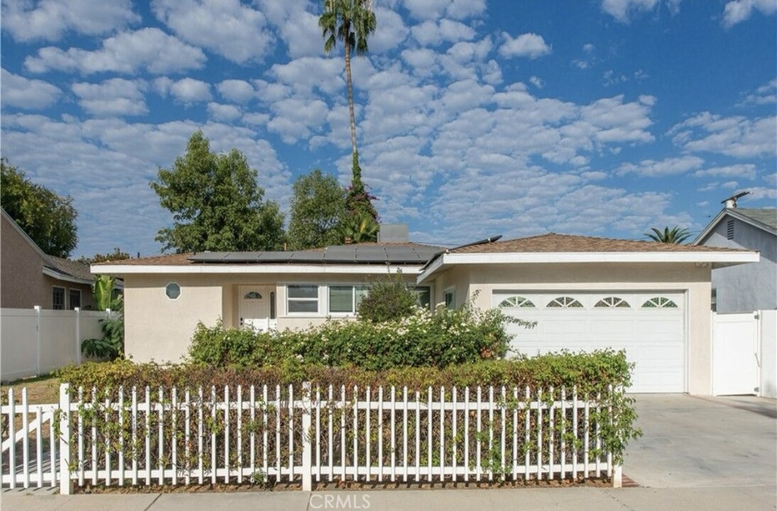 6151 Beckford Ave in Tarzana, CA - Foto de edificio