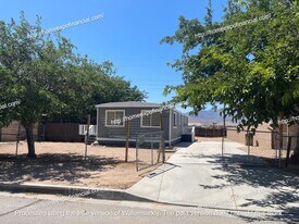 19127 Danbury Ave in Hesperia, CA - Building Photo