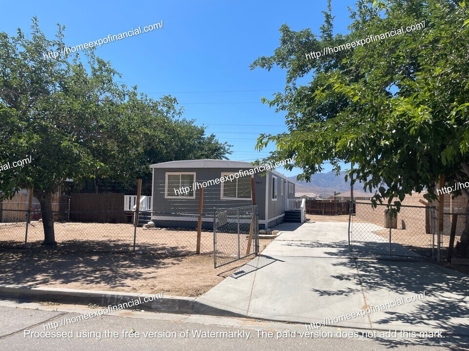 19127 Danbury Ave in Hesperia, CA - Building Photo