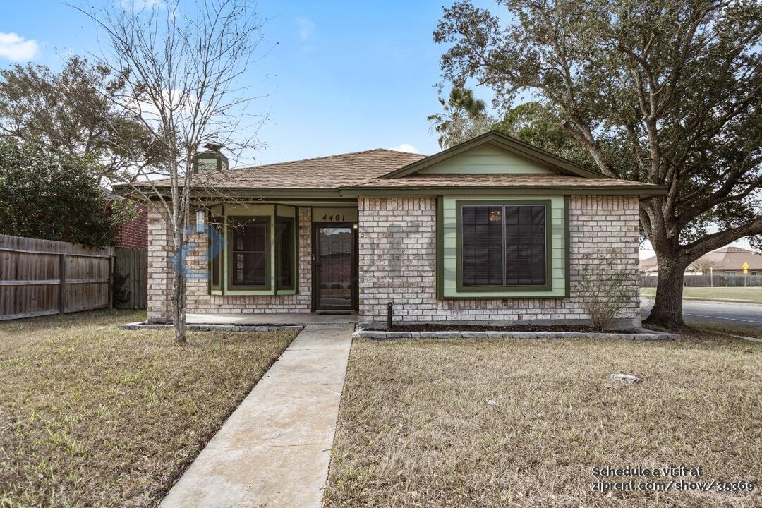 4401 Lake George Dr in Corpus Christi, TX - Foto de edificio