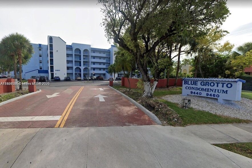 9440 Fontainebleau Blvd in Miami, FL - Building Photo