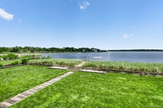 2 Bayside Ave in East Quogue, NY - Building Photo - Building Photo