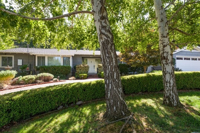 1537 Escondido Way in Belmont, CA - Building Photo - Building Photo