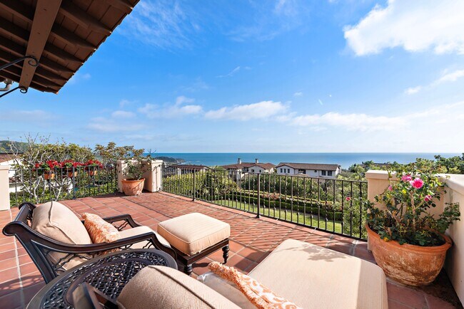 8 Whalers Bluff in Newport Beach, CA - Building Photo - Building Photo