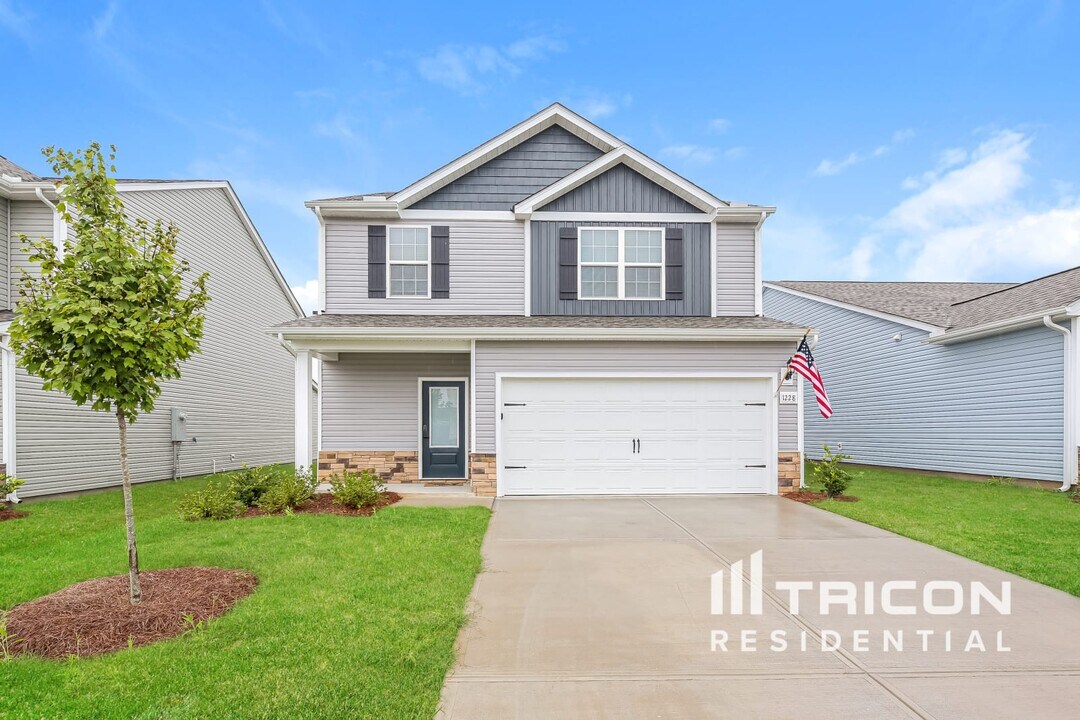 1228 Crested Iris St in Moore, SC - Building Photo