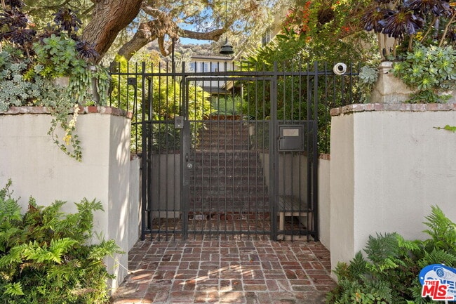 7972 Mulholland Dr in Los Angeles, CA - Building Photo - Building Photo