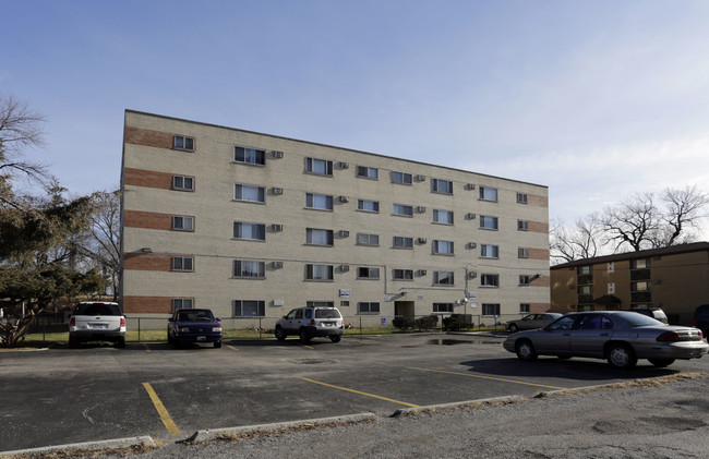 Dauphin Apartments in Chicago, IL - Building Photo - Building Photo