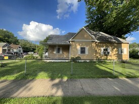 403 E Division St in Decatur, IL - Building Photo