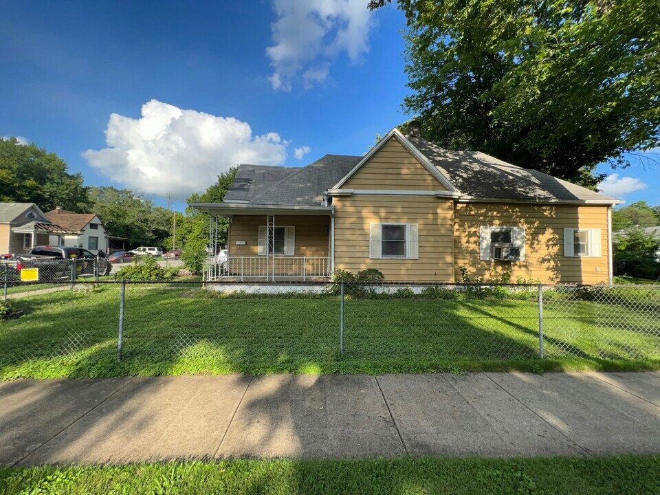 403 E Division St in Decatur, IL - Building Photo