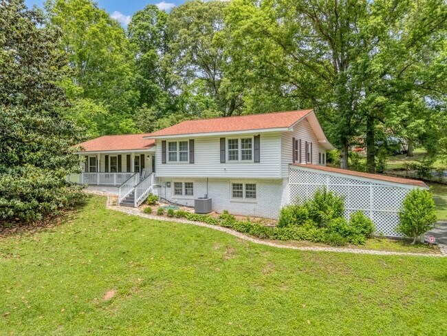 property at 83 Summit Ridge Cir SE