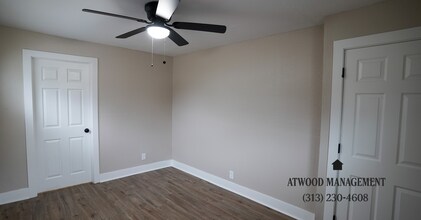 Fully Renovated 3-Bedroom Home – Move-In Ready for You! in Detroit, MI - Foto de edificio - Building Photo