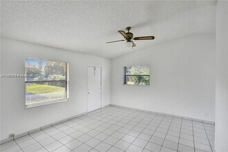 5619 McKinley St in Hollywood, FL - Foto de edificio - Building Photo