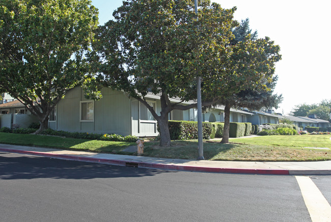 Creekside South Apartments in Lodi, CA - Building Photo - Building Photo