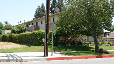 102 N Holliston Ave in Pasadena, CA - Building Photo - Building Photo