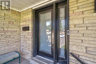 215 Searle Ave in Toronto, ON - Building Photo - Building Photo