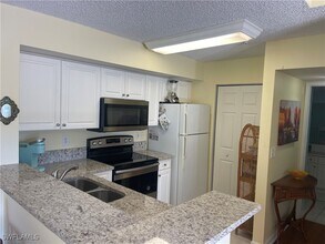 1260 Wildwood Lakes Blvd in Naples, FL - Foto de edificio - Building Photo