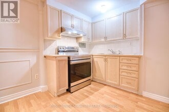 7299 Sandhurst Dr in Mississauga, ON - Building Photo - Building Photo