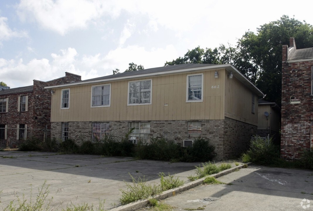 664 N Donmoor Ave in Baton Rouge, LA - Foto de edificio