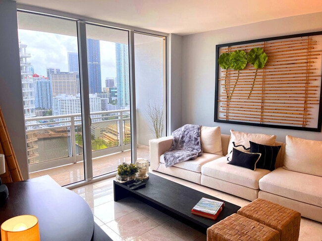 901 Brickell Key Blvd in Miami, FL - Foto de edificio - Building Photo