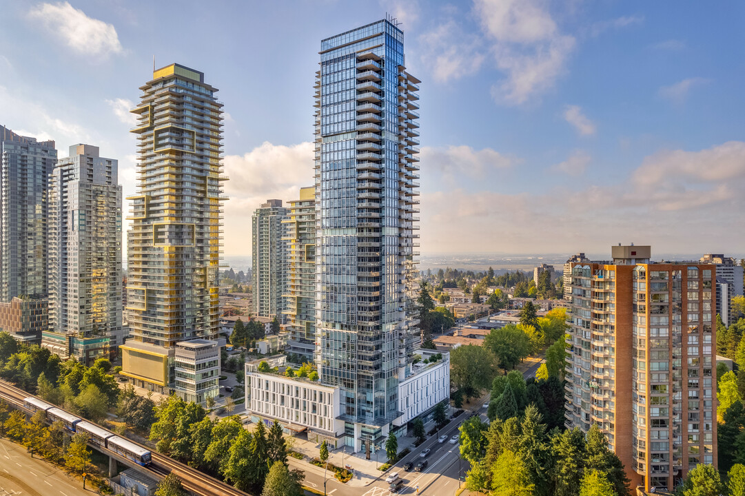 Modello in Burnaby, BC - Building Photo