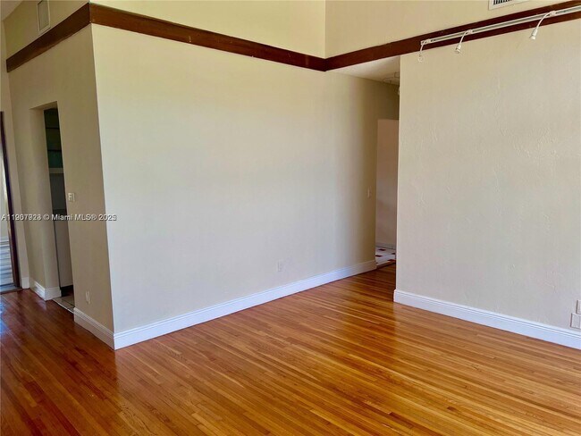 8431 SW 28th St in Miami, FL - Foto de edificio - Building Photo