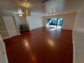 20033 NE 2nd Pl in Miami, FL - Foto de edificio - Building Photo