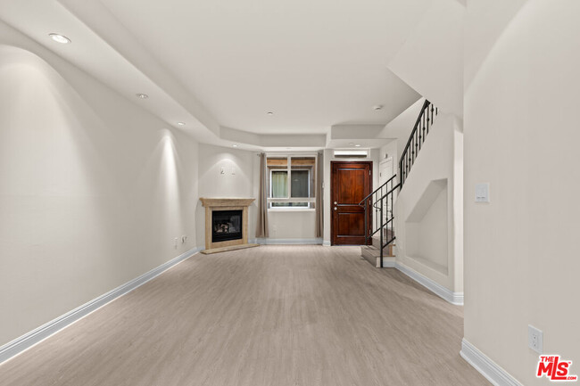 11323 Huston St in Los Angeles, CA - Building Photo - Building Photo