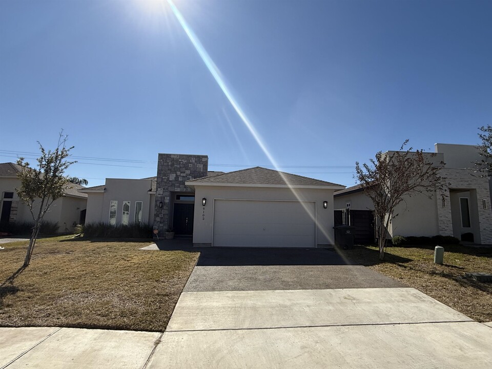 6102 Amir Dr in Laredo, TX - Building Photo