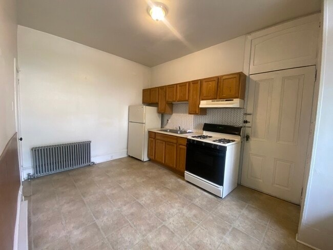 329 E Main St in Mount Joy, PA - Foto de edificio - Building Photo