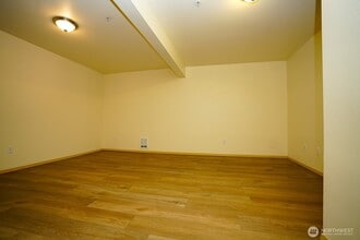 1031 N State St, Unit 402 in Bellingham, WA - Foto de edificio - Building Photo