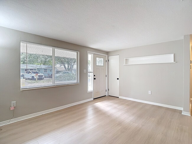 5711 Pine St in New Port Richey, FL - Building Photo - Building Photo