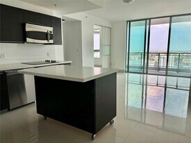 90 SW 3rd St in Miami, FL - Building Photo