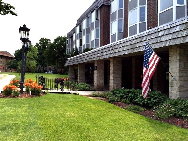 201 Thames Pkwy in Park Ridge, IL - Foto de edificio