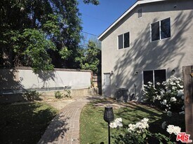 6653 Glade Ave in Los Angeles, CA - Building Photo
