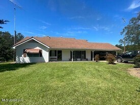 2083 Martin Rd in Summit, MS - Building Photo